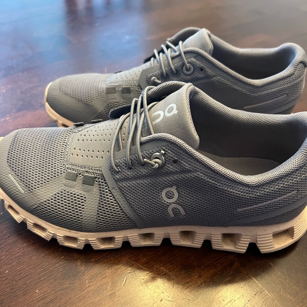 On cloud women’s running shoe size 7